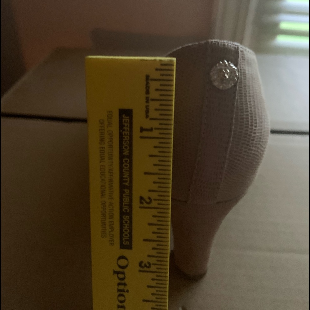 BRAND NEW ANNE KLEIN BEIGE/TAN HEELS - Picture 8 of 8